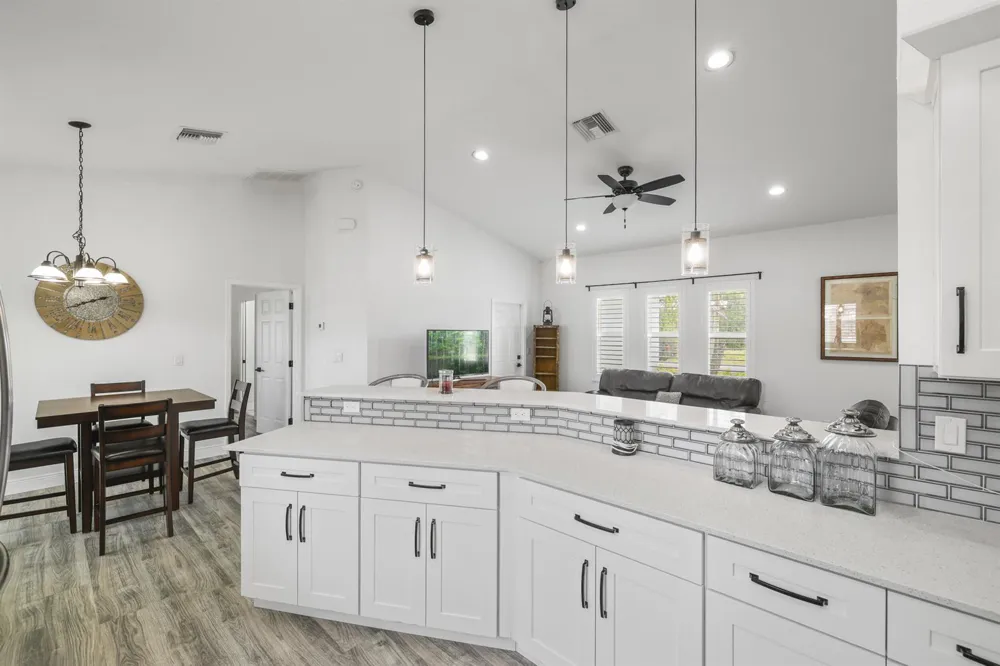 844 LAKE BETTY DRIVE Lake Placid, FL 33852