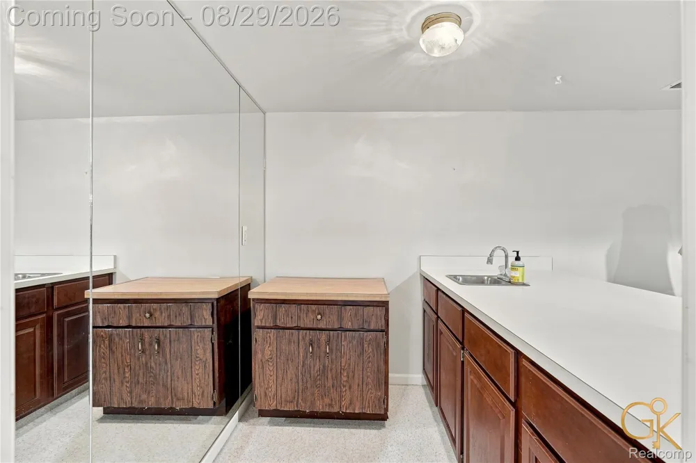 2216 London Bridge Drive Rochester Hills City, MI 48307