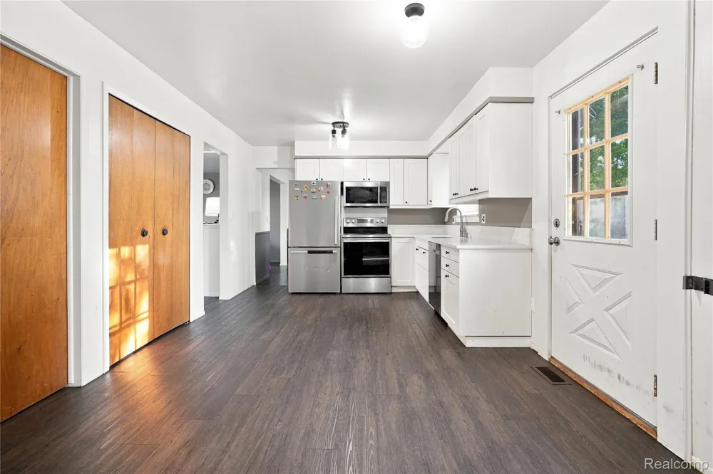 33011 Crestwell Drive Sterling Heights City, MI 48310