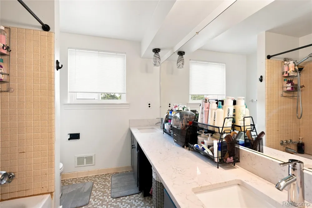 33011 Crestwell Drive Sterling Heights City, MI 48310