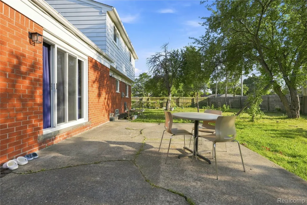 33011 Crestwell Drive Sterling Heights City, MI 48310