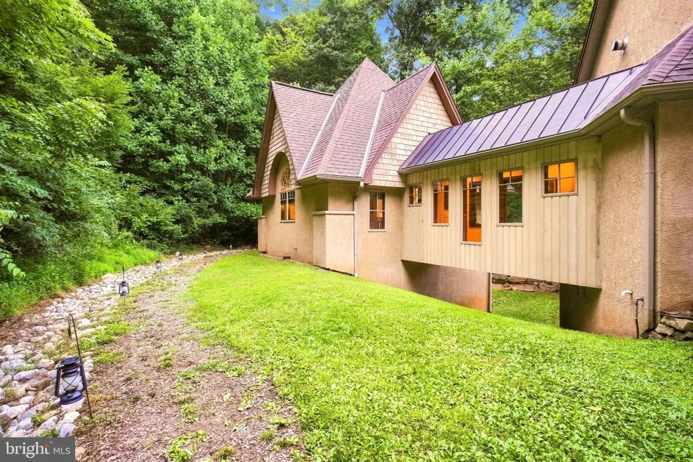 1741 HILLTOP ROAD Spring City, PA 19475