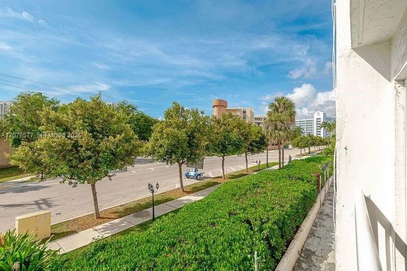 17800 Atlantic Blvd #203 Sunny Isles Beach, FL 33160