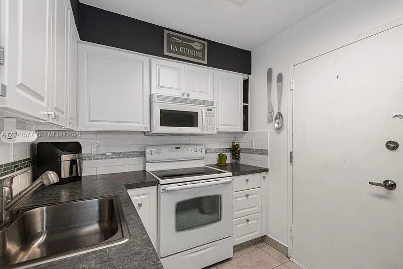 17800 Atlantic Blvd #203 Sunny Isles Beach, FL 33160