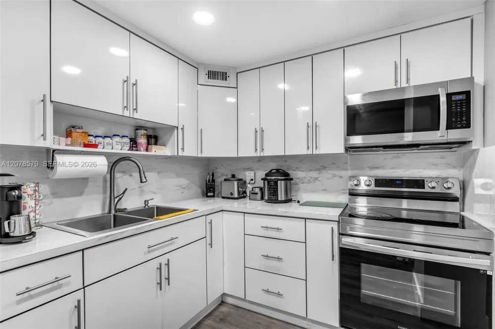 1825 W 44th Pl #401 Hialeah, FL 33012