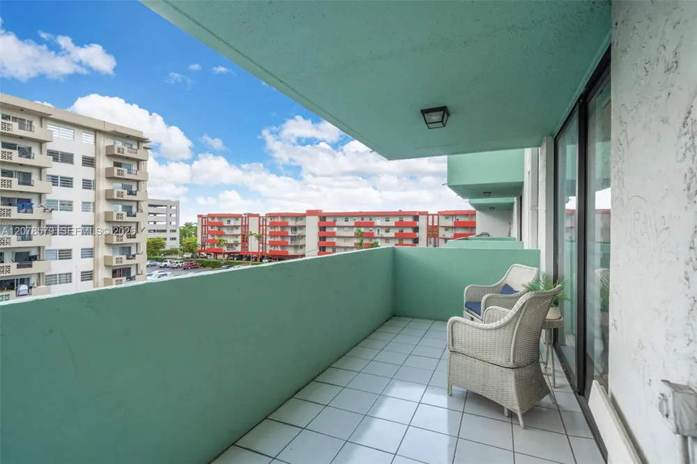 1825 W 44th Pl #401 Hialeah, FL 33012