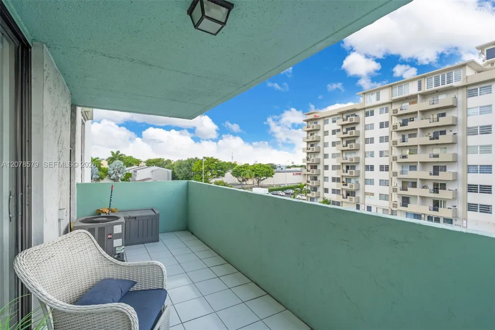1825 W 44th Pl #401 Hialeah, FL 33012