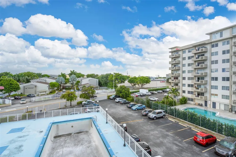 1825 W 44th Pl #401 Hialeah, FL 33012