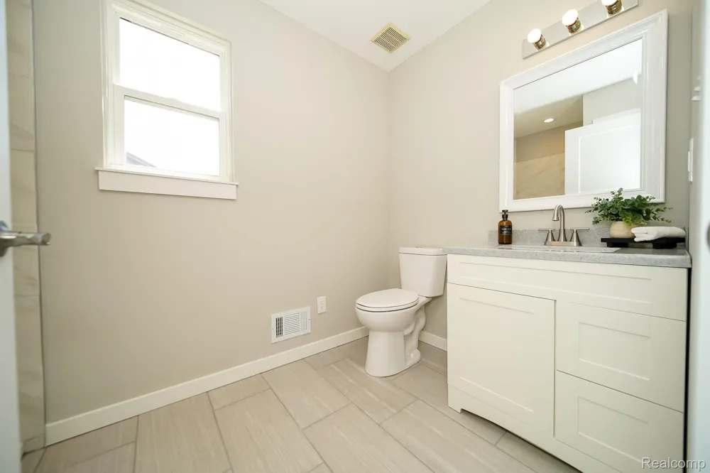 51819 Kings Pointe Drive New Baltimore City, MI 48047