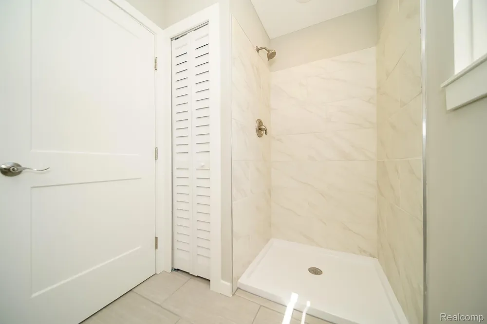 51819 Kings Pointe Drive New Baltimore City, MI 48047