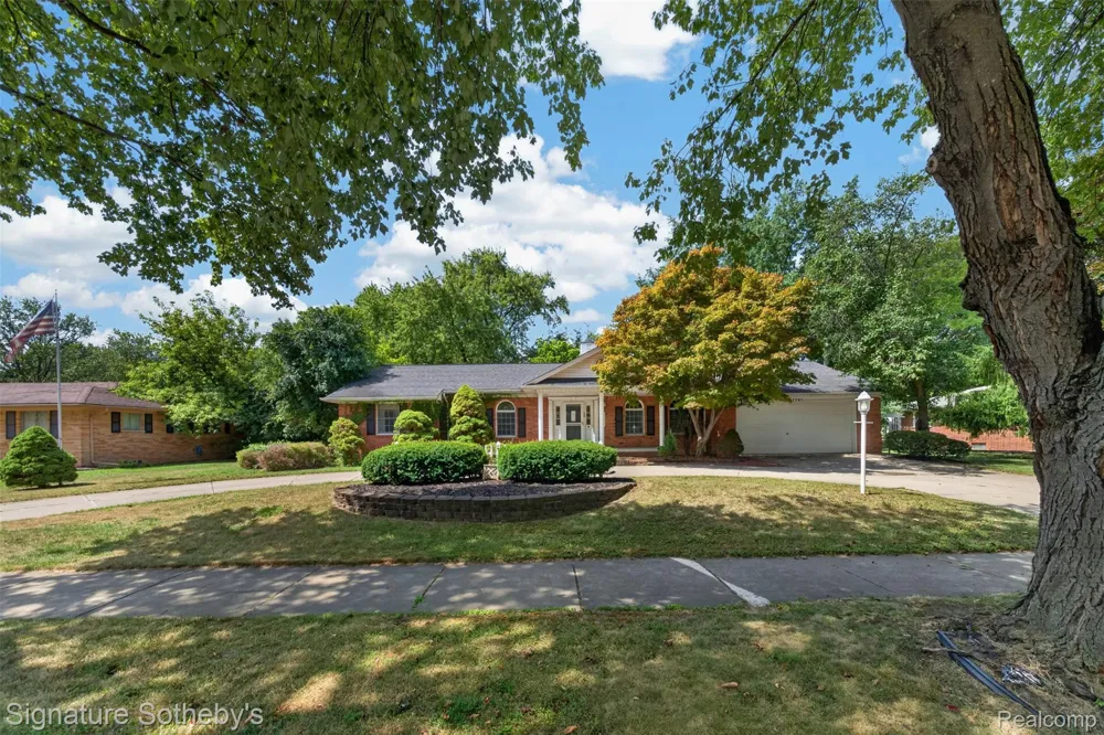 27701 California Drive NW Lathrup Village City, MI 48076