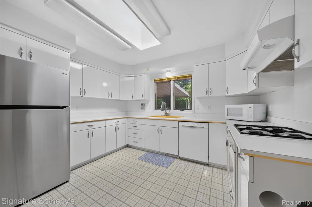 27701 California Drive NW Lathrup Village City, MI 48076