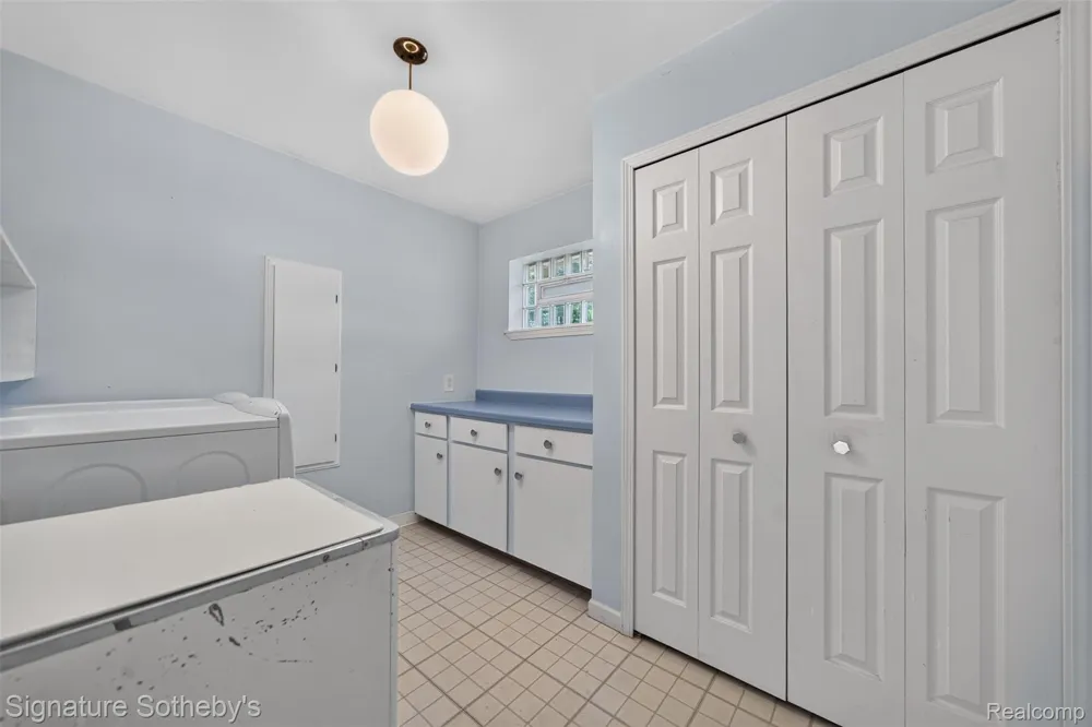 27701 California Drive NW Lathrup Village City, MI 48076