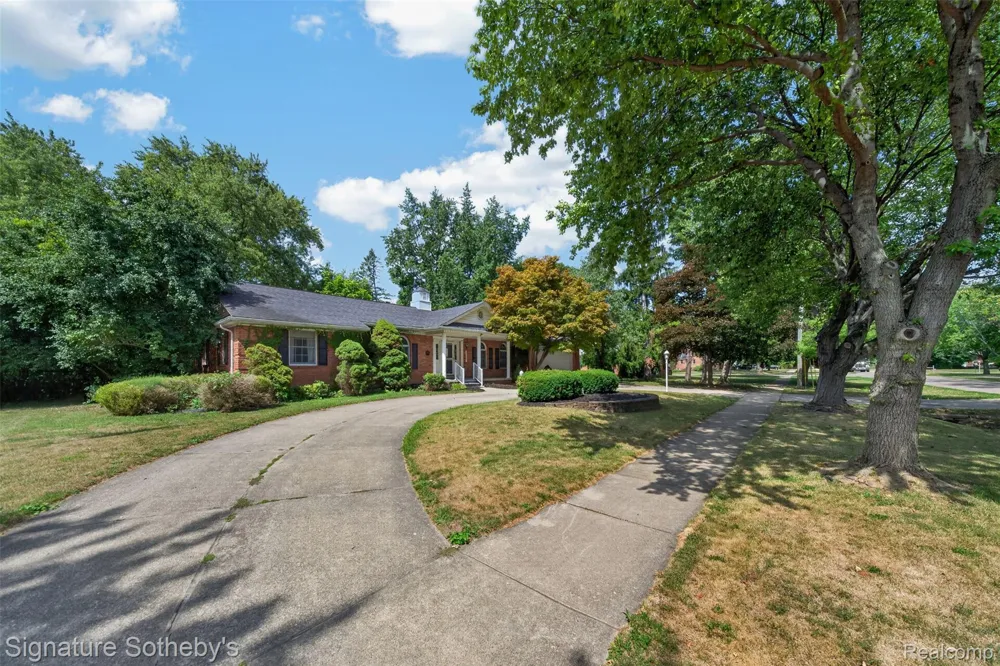 27701 California Drive NW Lathrup Village City, MI 48076