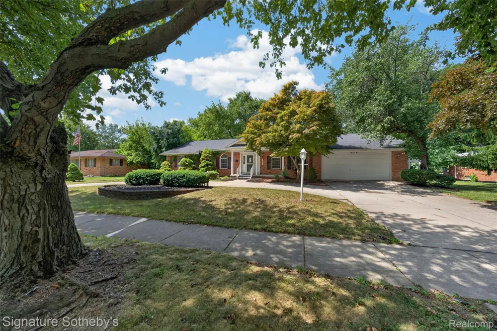 27701 California Drive NW Lathrup Village City, MI 48076