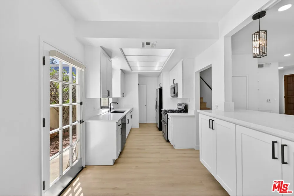 1754 11th Street #101 Santa Monica, CA 90404