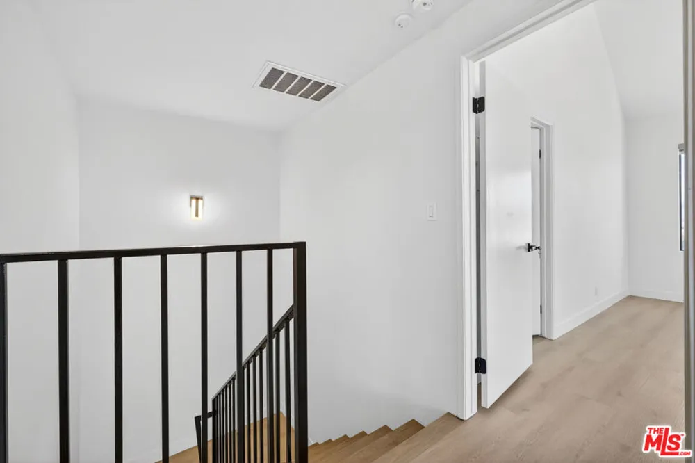 1754 11th Street #101 Santa Monica, CA 90404