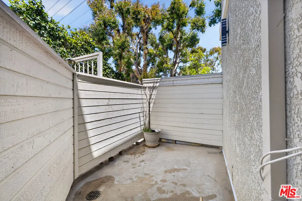 1754 11th Street #101 Santa Monica, CA 90404