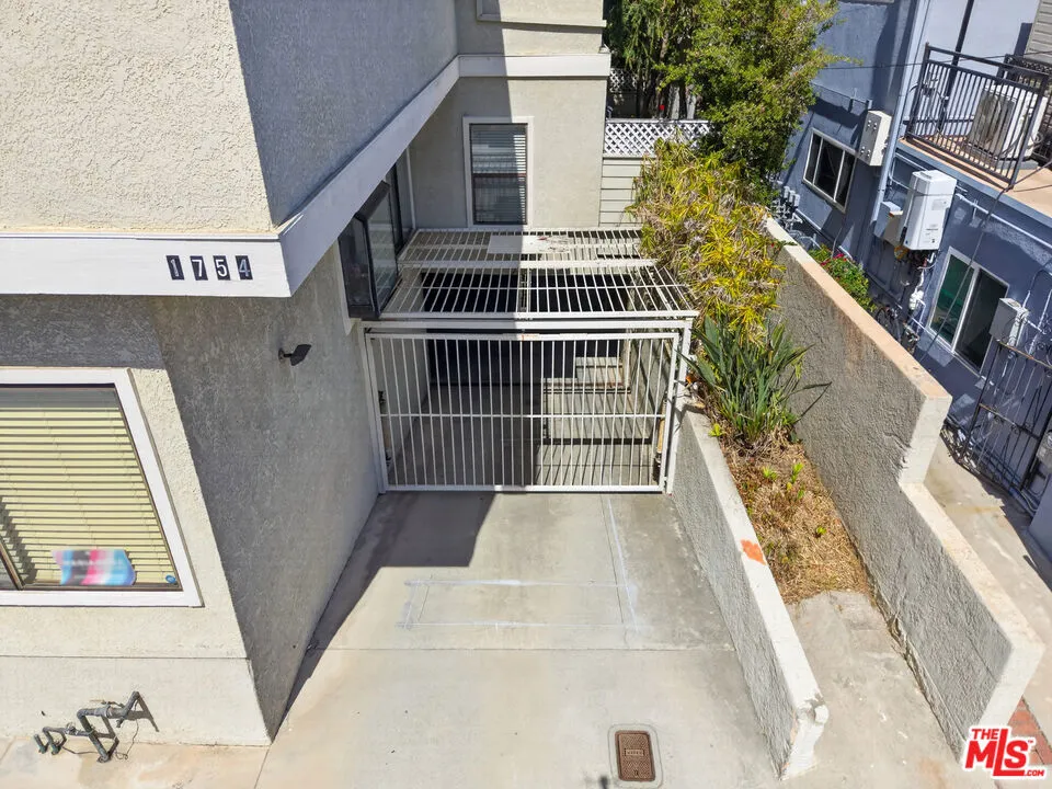 1754 11th Street #101 Santa Monica, CA 90404