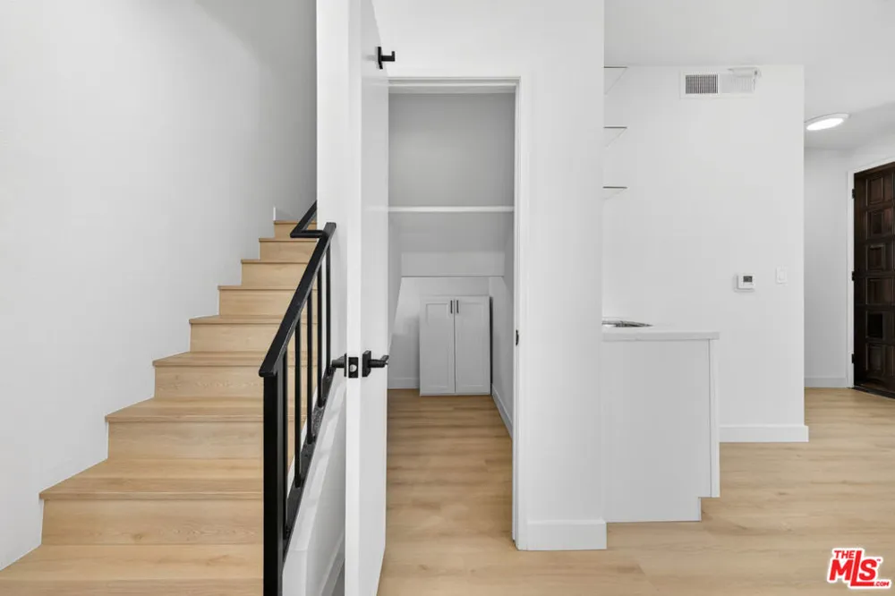 1754 11th Street #101 Santa Monica, CA 90404