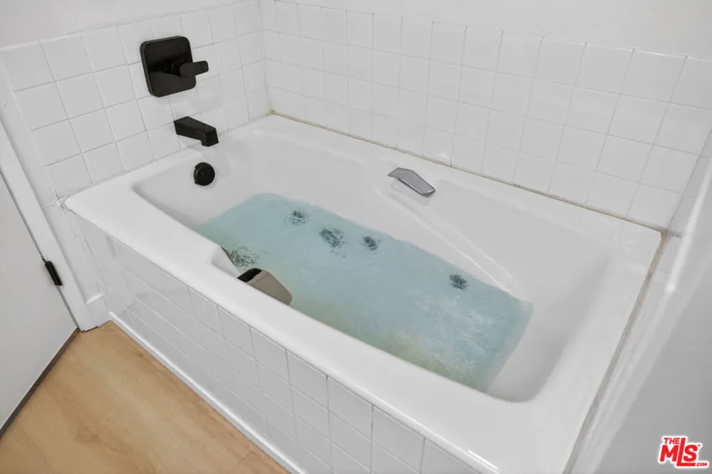 1754 11th Street #101 Santa Monica, CA 90404