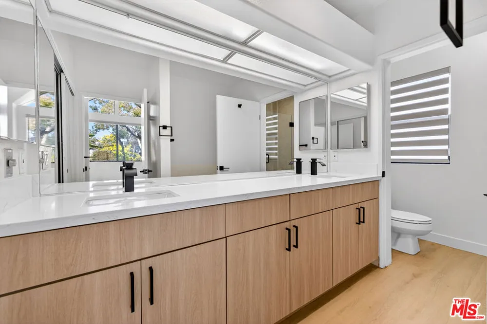 1754 11th Street #101 Santa Monica, CA 90404
