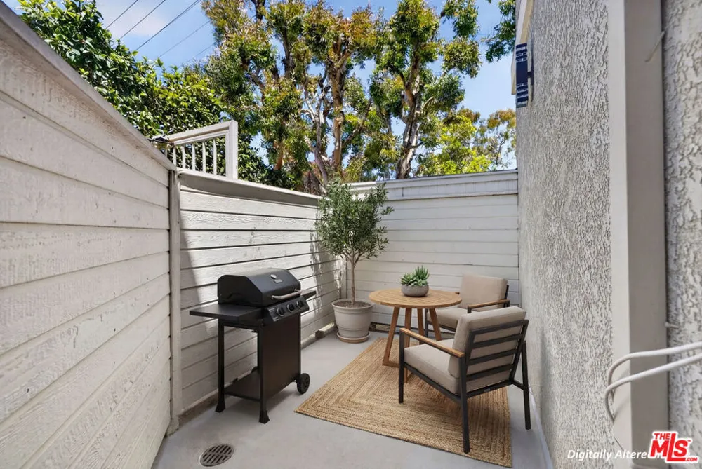 1754 11th Street #101 Santa Monica, CA 90404