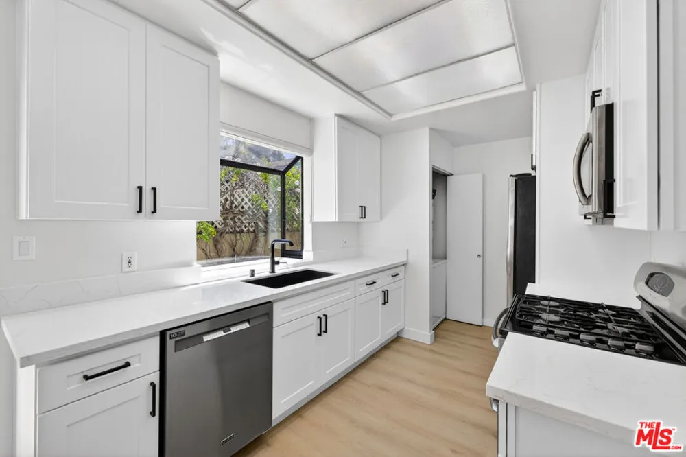 1754 11th Street #101 Santa Monica, CA 90404
