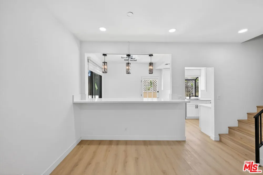 1754 11th Street #101 Santa Monica, CA 90404