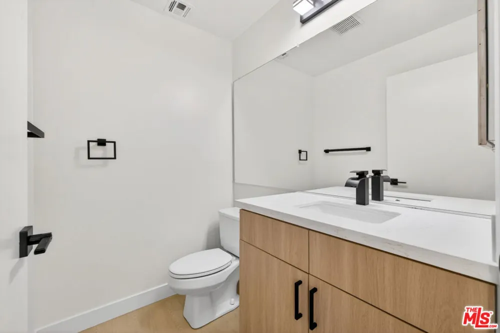 1754 11th Street #101 Santa Monica, CA 90404