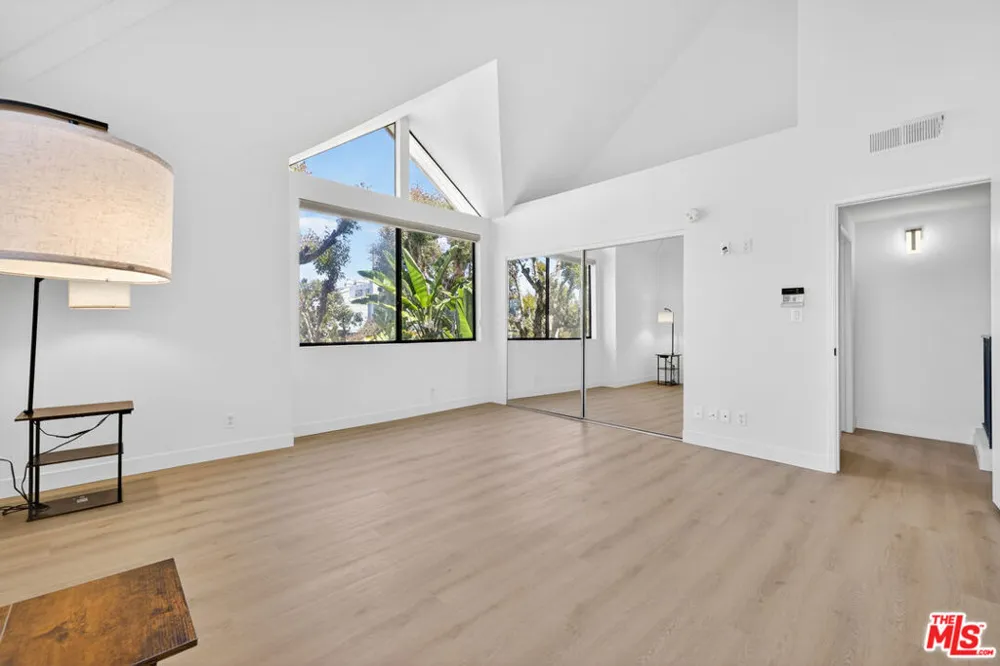 1754 11th Street #101 Santa Monica, CA 90404