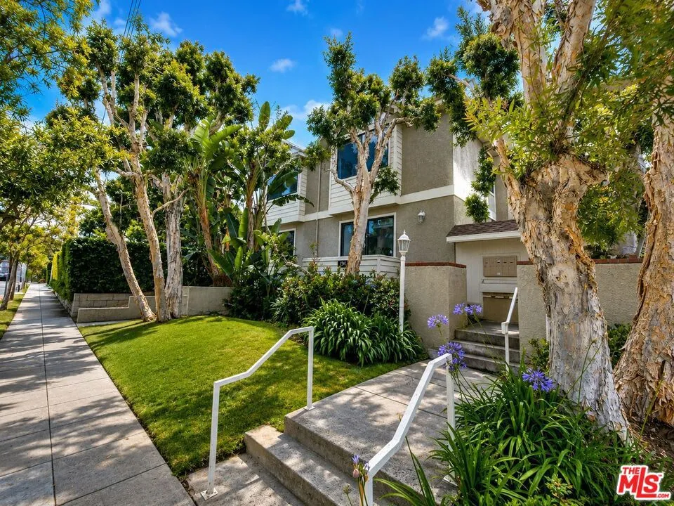 1754 11th Street #101 Santa Monica, CA 90404