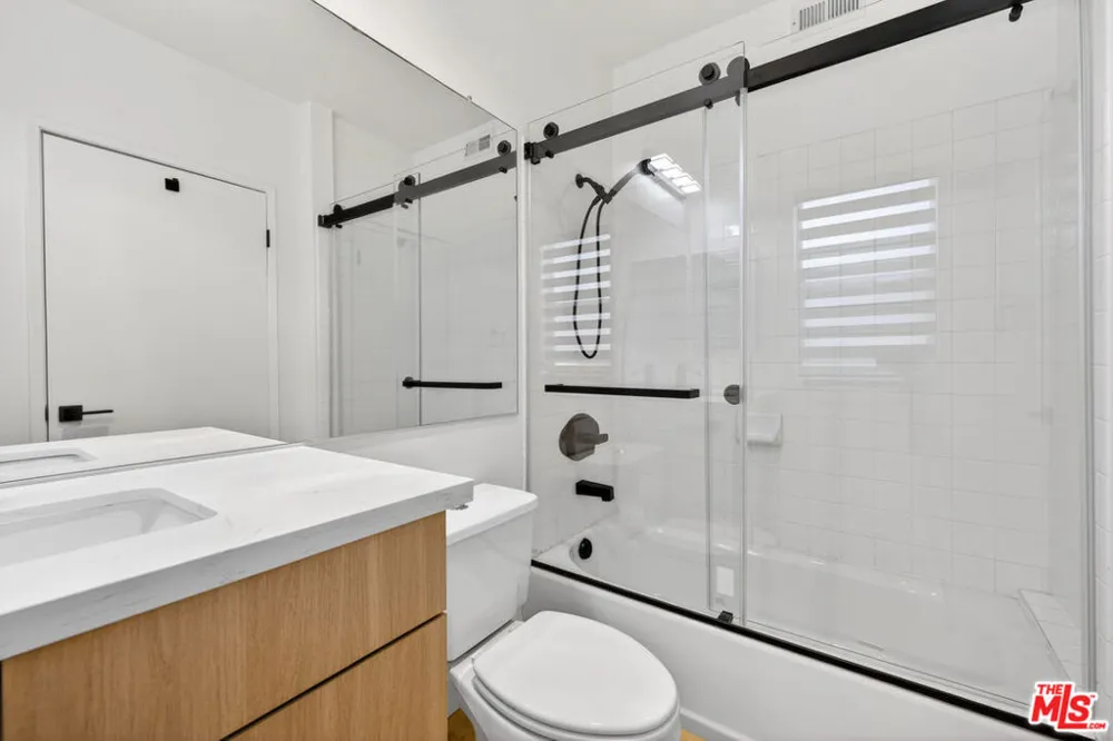 1754 11th Street #101 Santa Monica, CA 90404