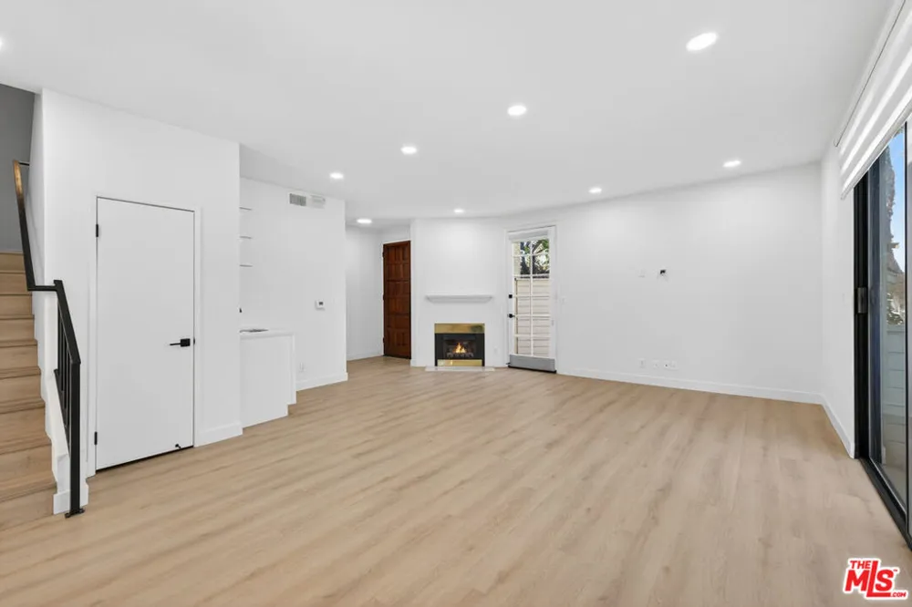 1754 11th Street #101 Santa Monica, CA 90404