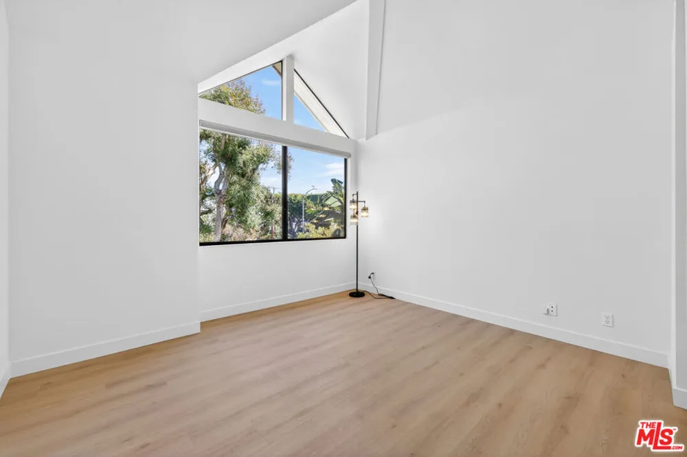 1754 11th Street #101 Santa Monica, CA 90404