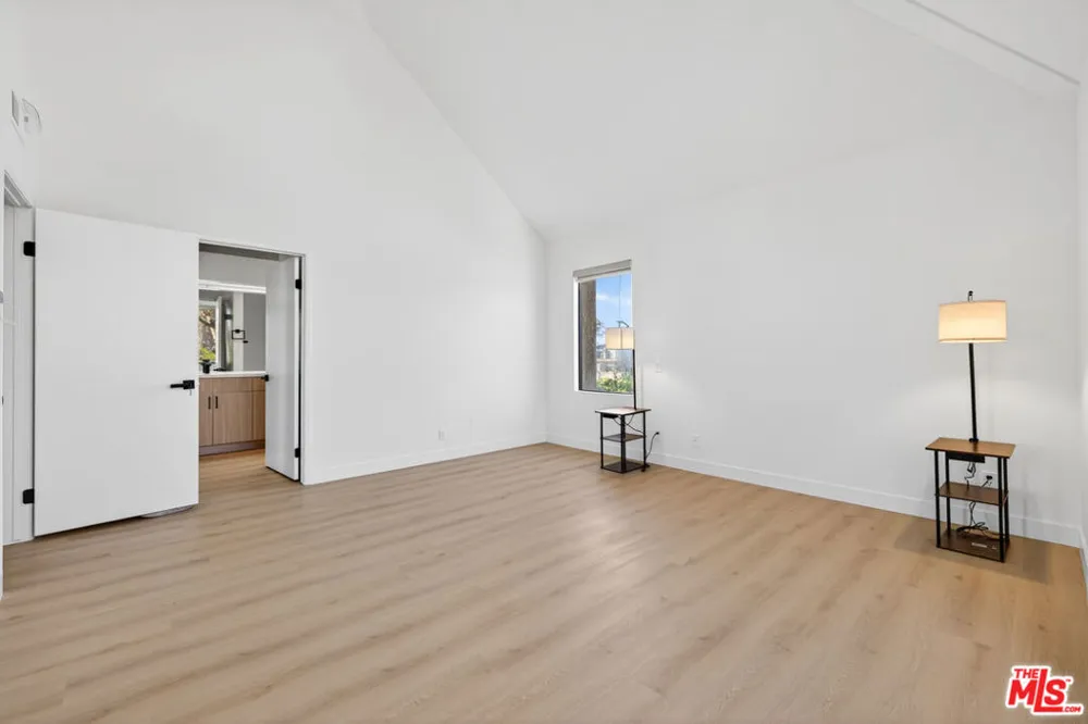 1754 11th Street #101 Santa Monica, CA 90404