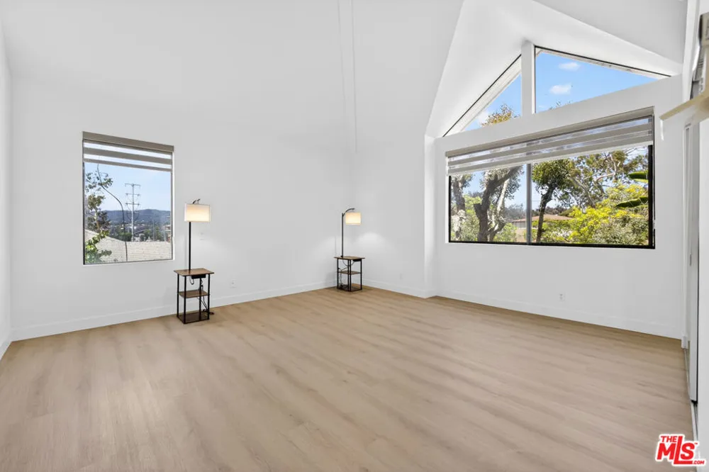 1754 11th Street #101 Santa Monica, CA 90404