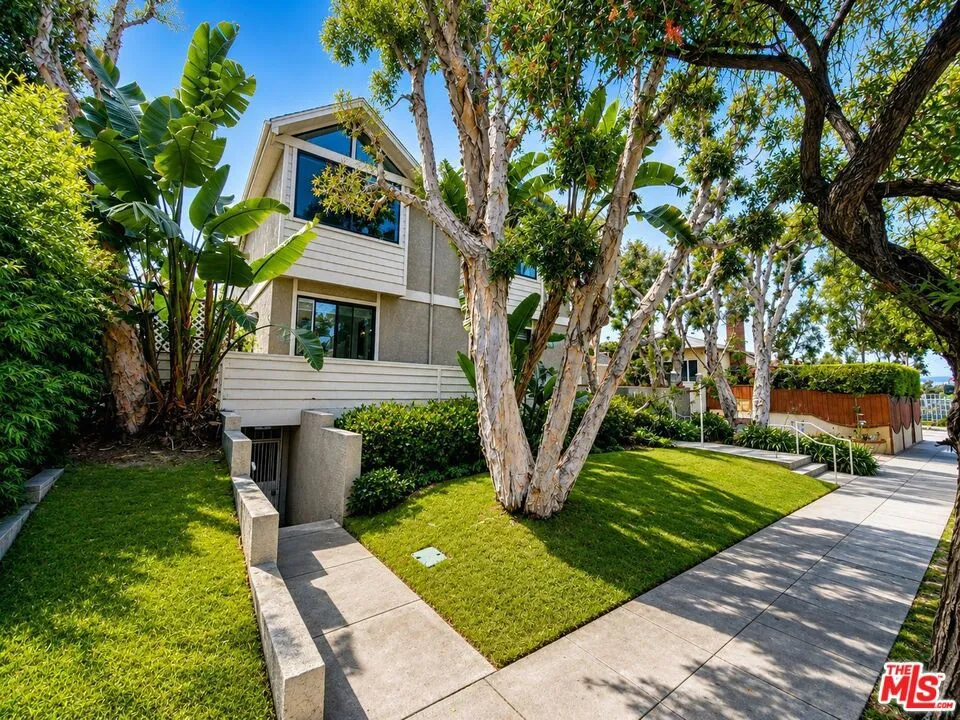 1754 11th Street #101 Santa Monica, CA 90404
