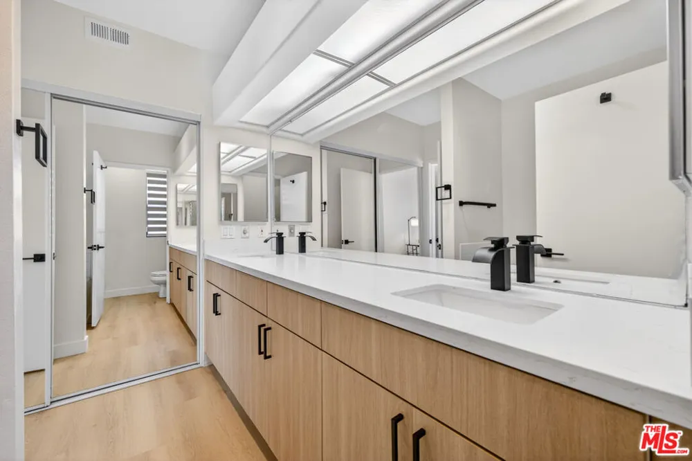 1754 11th Street #101 Santa Monica, CA 90404