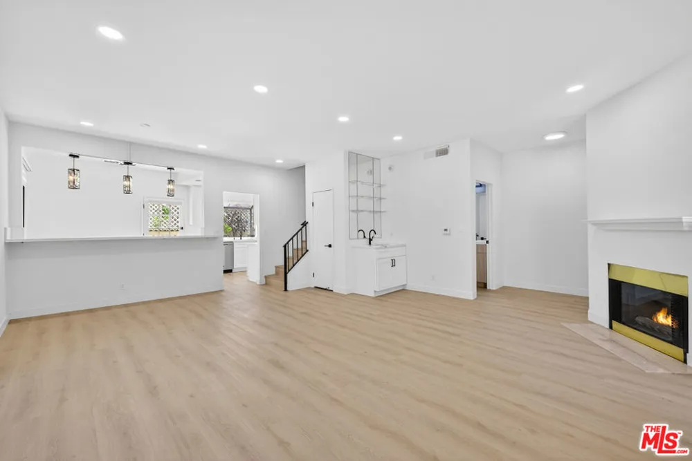 1754 11th Street #101 Santa Monica, CA 90404