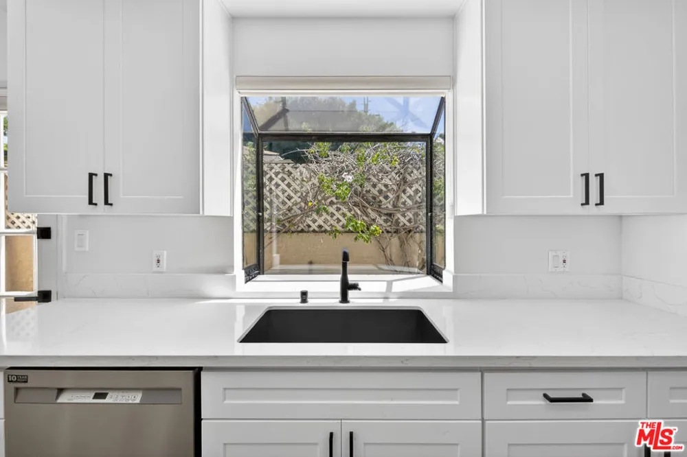 1754 11th Street #101 Santa Monica, CA 90404
