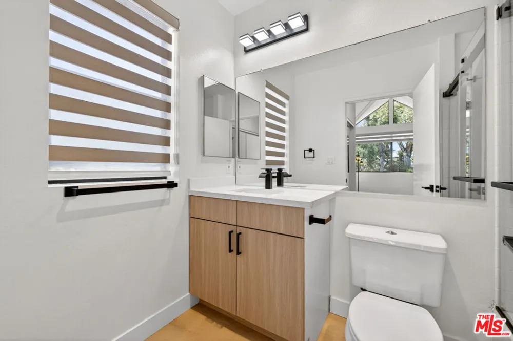 1754 11th Street #101 Santa Monica, CA 90404