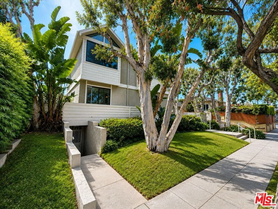 1754 11th Street #101 Santa Monica, CA 90404