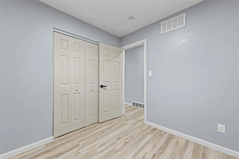 7218 Superior Center Line City, MI 48015
