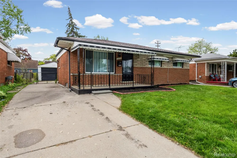 7218 Superior Center Line City, MI 48015