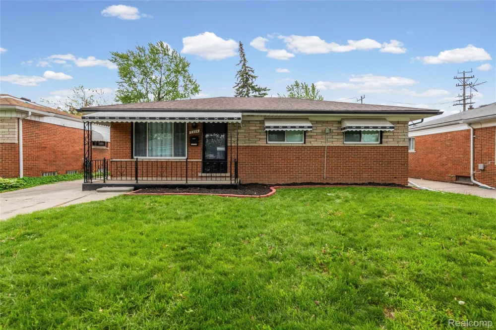 7218 Superior Center Line City, MI 48015