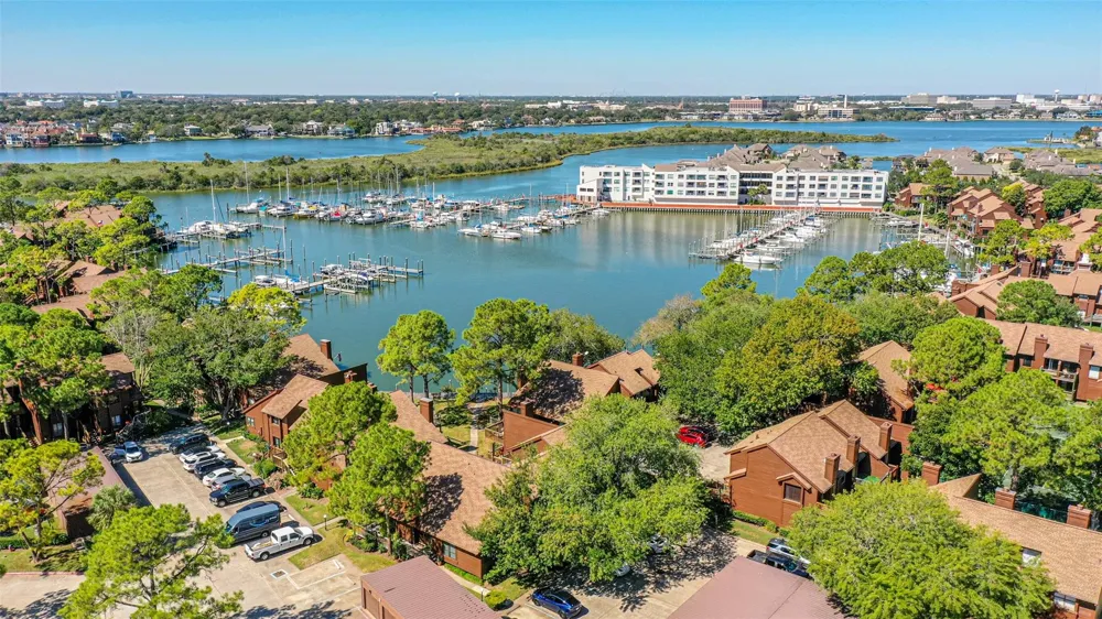 2104 Crows Nest Drive League City, TX 77573