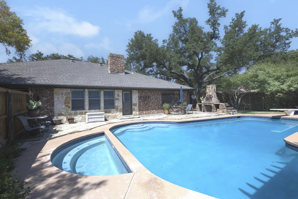 1946 Oakbluff Drive Carrollton, TX 75007