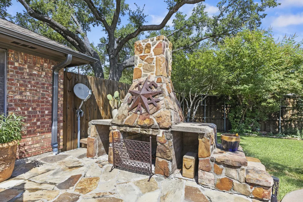 1946 Oakbluff Drive Carrollton, TX 75007