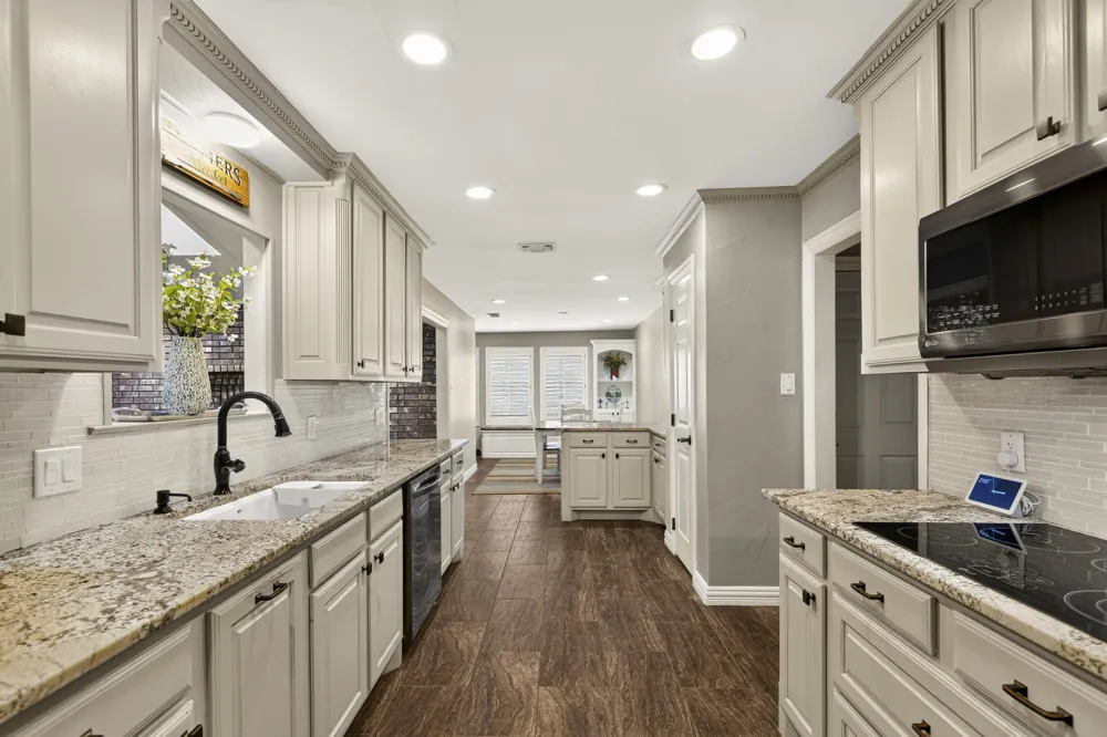 1946 Oakbluff Drive Carrollton, TX 75007